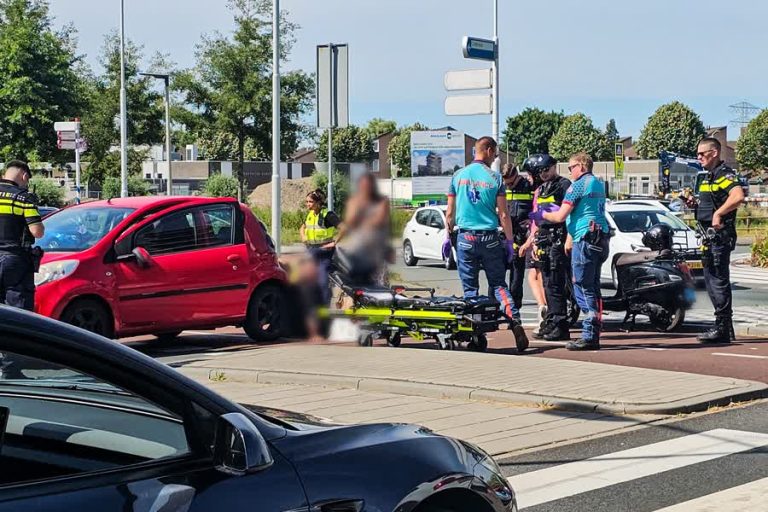 Scooterrijder geschept door automobilist op beruchte rotonde