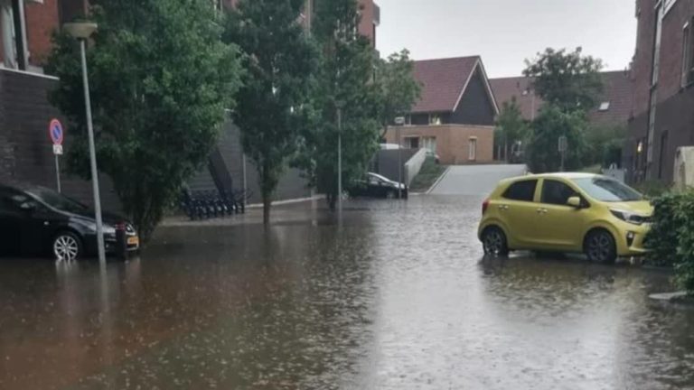Ondergelopen parkeergarage en kelders in Sliedrecht na hoosbui (Video)