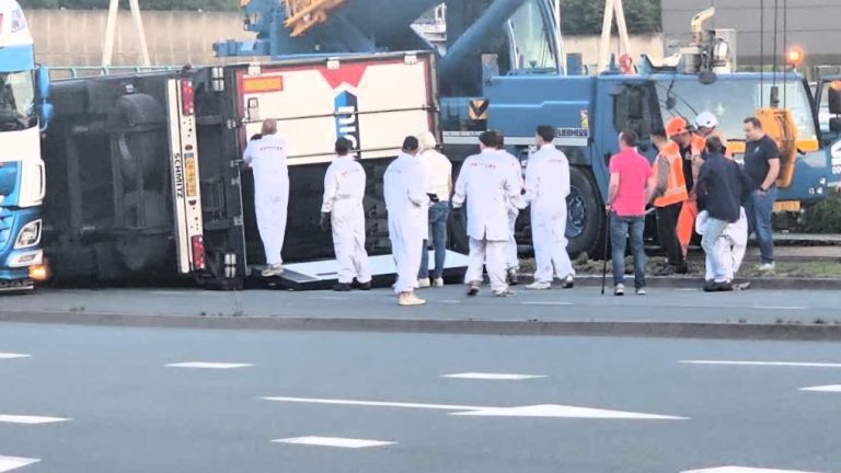 Koelvrachtwagen op z’n kant: ‘Ik heb zoiets in 40 jaar nog nooit meegemaakt’ (Video)