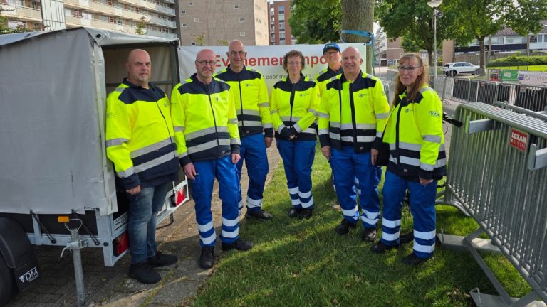 Wielercomité schenkt jassen aan EHBO-ers