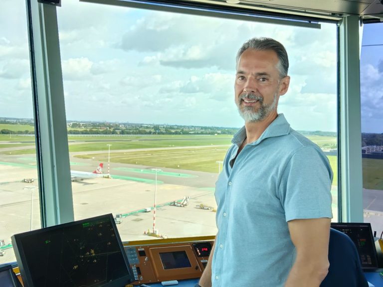 Mark is luchtverkeersleider op Rotterdam The Hague Airport: ‘We praten lelijk Engels met elkaar’