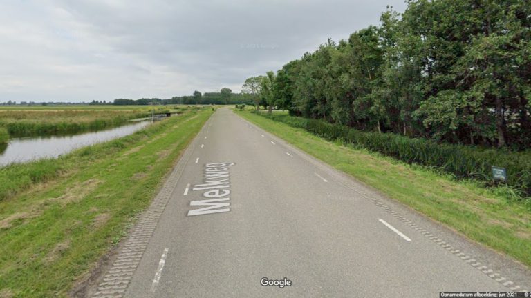 ‘Dollemansrit’ met 160 km/u door polder eindigt in sloot, bestuurder slingert uit auto
