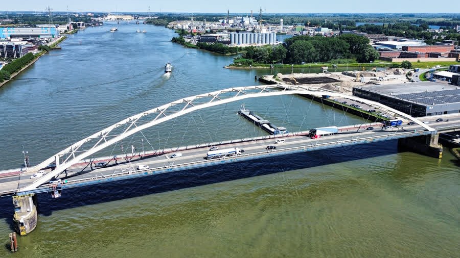 Rijkswaterstaat: er wordt toch weer gestrooid op fietspad Merwedebrug