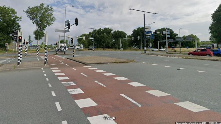 Auto belandt tegen stoplicht na aanrijding met vuilniswagen