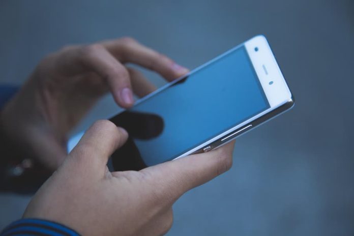 mobieltje in de hand pixabay