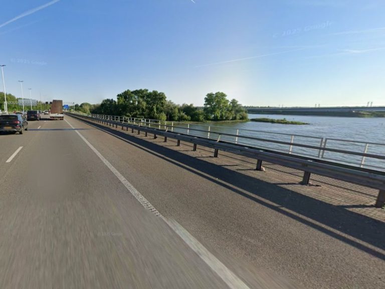 Trucker zoekt verkoeling en springt van Moerdijkbrug