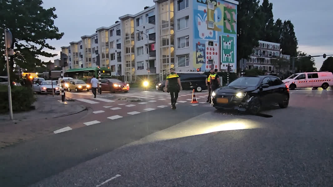 Man kijkt op verkeerde stoplicht en veroorzaakt ongeluk