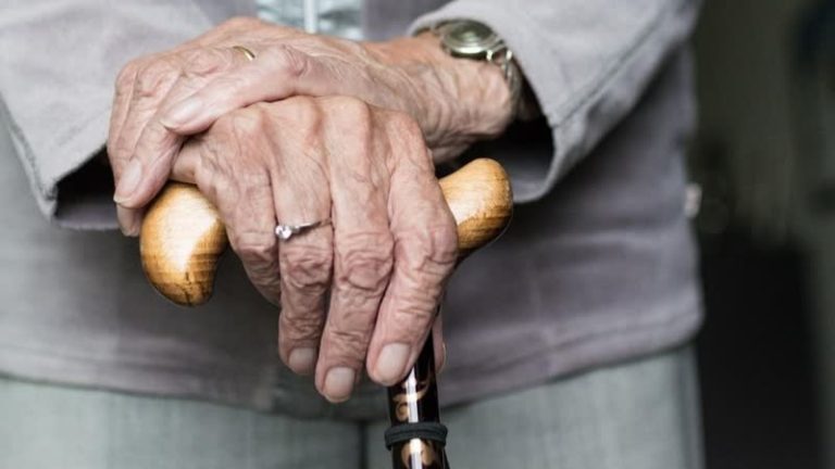 Oud-Alblasser (86) moet jaar de cel in voor poging tot wurging van zijn vrouw