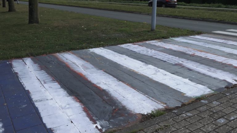 Regenboogpad Veerweg opnieuw beklad: ‘Onbegrijpelijk’