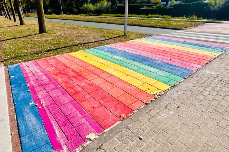 Zebrapad Veerweg heeft zijn regenboogkleuren weer terug