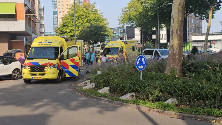 Vrouw gewond na aanrijding op rotonde in Dordrecht