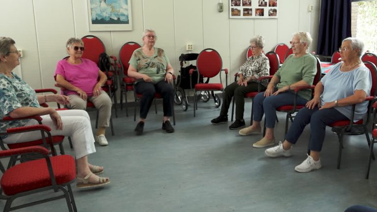 Stoelendans als vermaak op eenzame zomerdagen: ‘Bijna iedereen is weg’