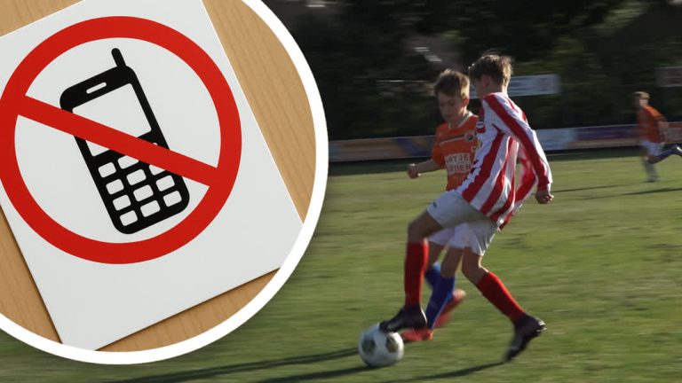 Geen mobieltjes in kleedkamers? Bij deze club weten ze niet beter (Video)