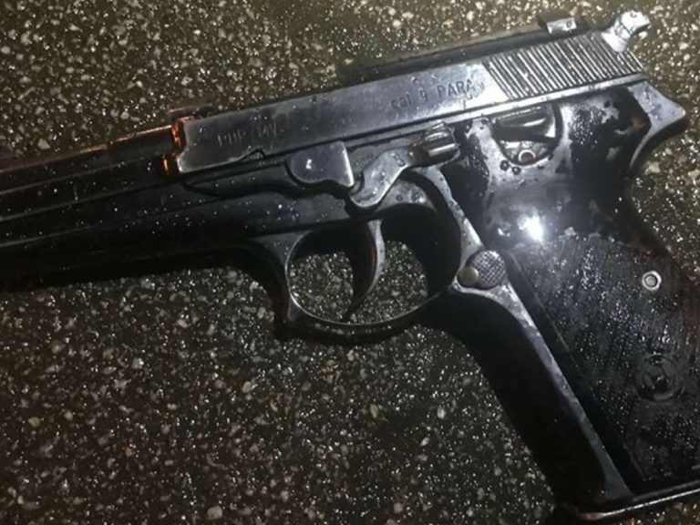 Man aangehouden met ‘niet van echt te onderscheiden’ nepvuurwapen