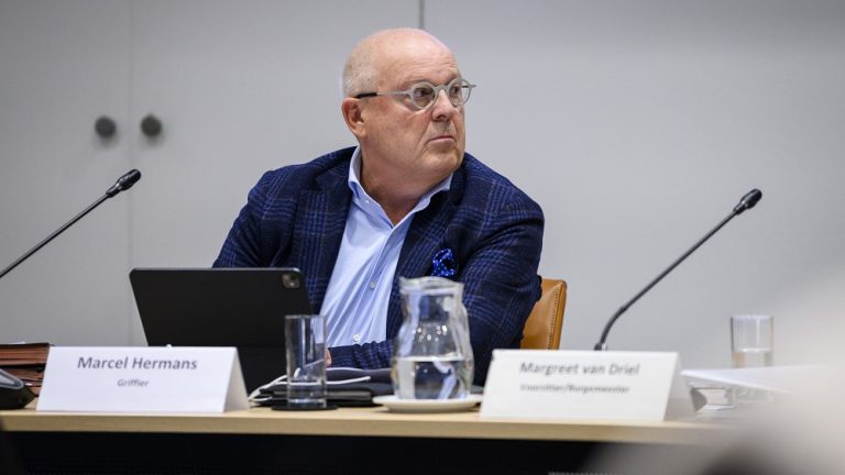 Twee raadsleden en griffier vertrekken uit gemeenteraad