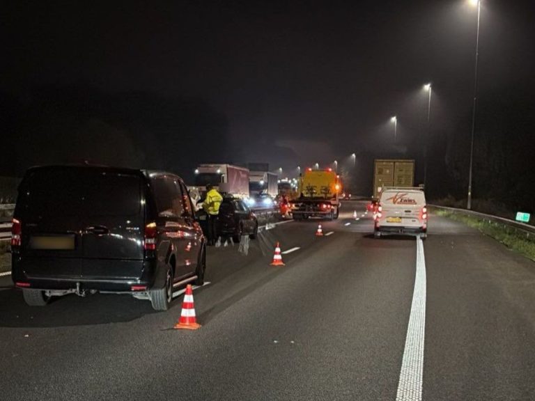 Flinke vertraging na botsing op A15, in file gebeurt nóg een ongeluk