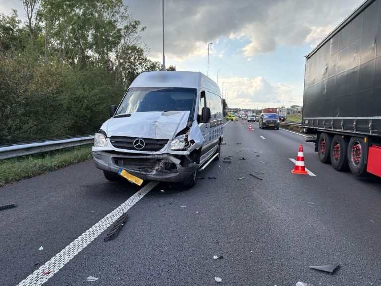 Meer dan een uur vertraging op A15 door ongeluk met busje in avondspits