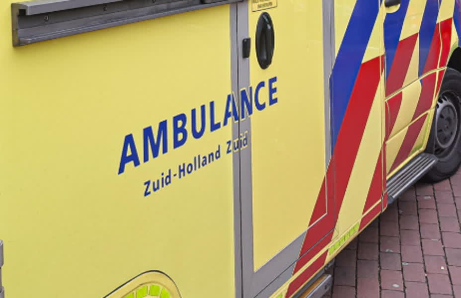 Zwangere automobiliste wordt onwel en botst op andere auto in Alblasserdam