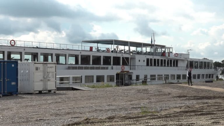 Op de koffie bij dit asielschip: bewoners heten de buurt welkom