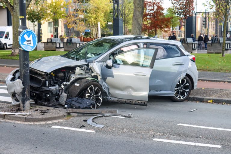 Veel schade nadat automobilist op lantaarnpaal knalt
