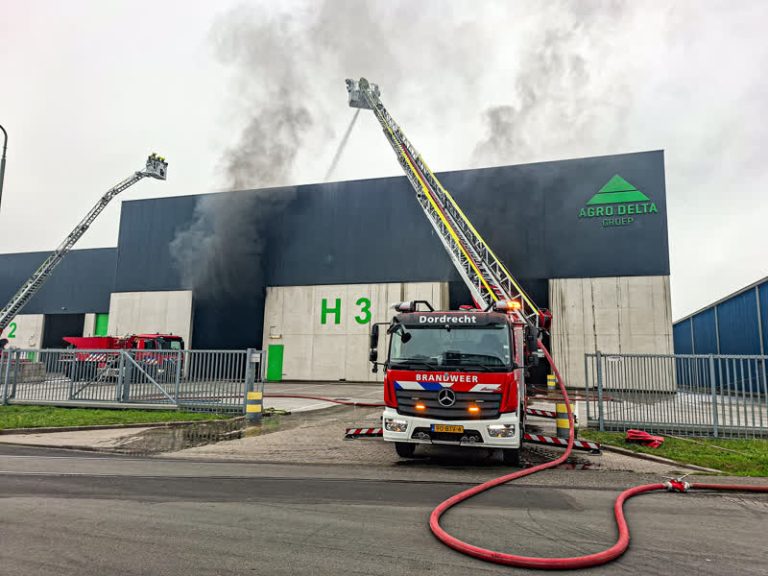 Grote brand in Dordts havengebied (Video)