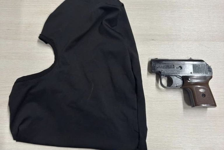 Jongen (15) betrapt met wapen en bivakmuts op zak