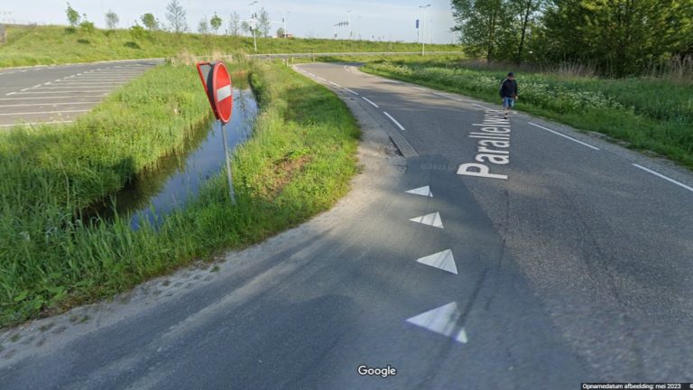 Auto in het water bij carpoolplaats
