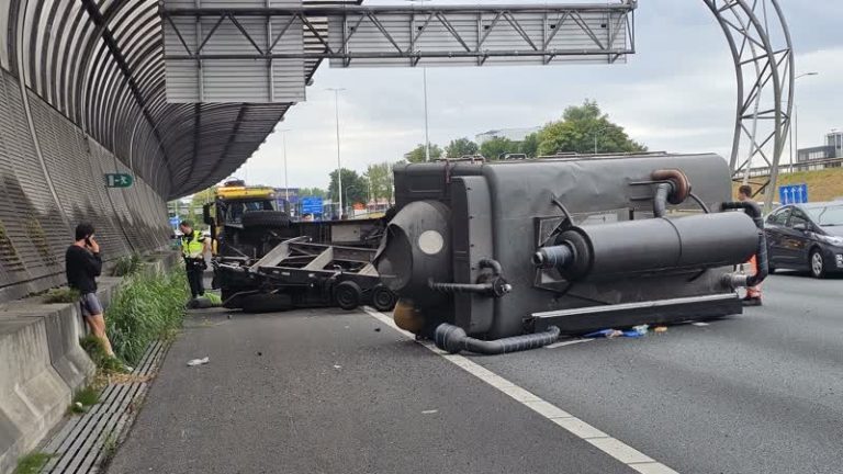 Foodtruck kantelt bij Drechttunnel; ook maandagochtend problemen op A16 en A15