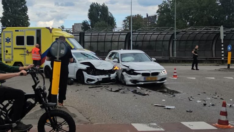 Auto’s flink beschadigd na aanrijding in Dordrecht