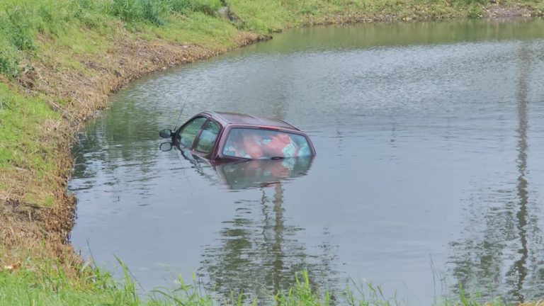 Auto belandt in sloot, bestuurder haalt alvast droge kleren