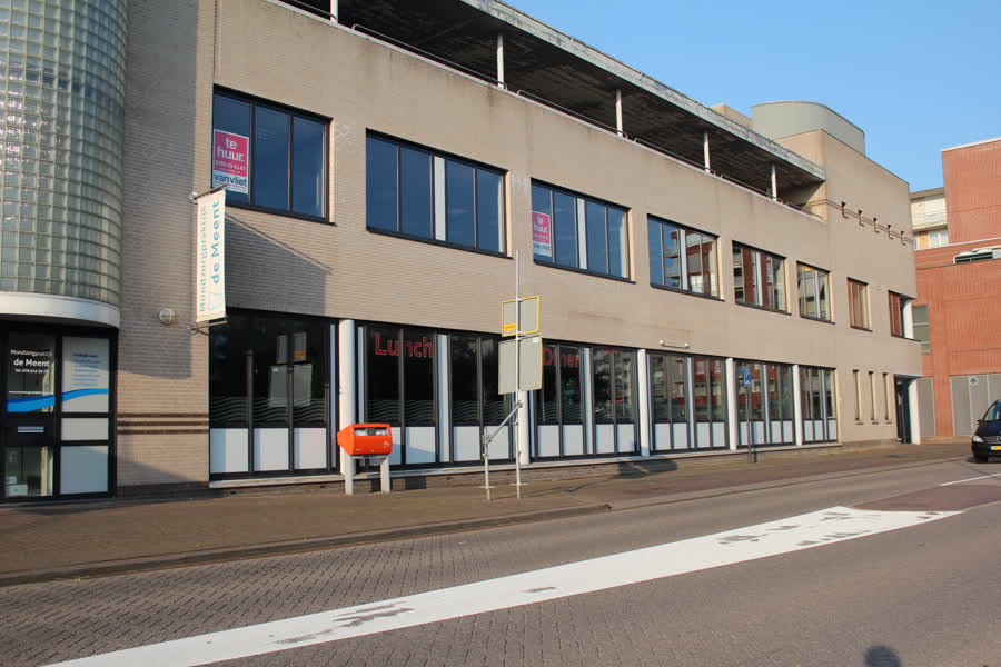 Onbekenden gooien ruiten in aan Weteringsingel