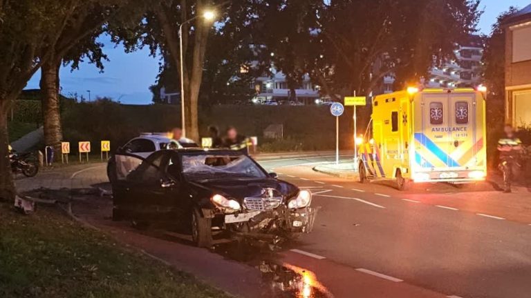 Bestuurder aangehouden nadat hij op hoge snelheid tegen lantaarnpaal knalt op Pieter Zeemanlaan