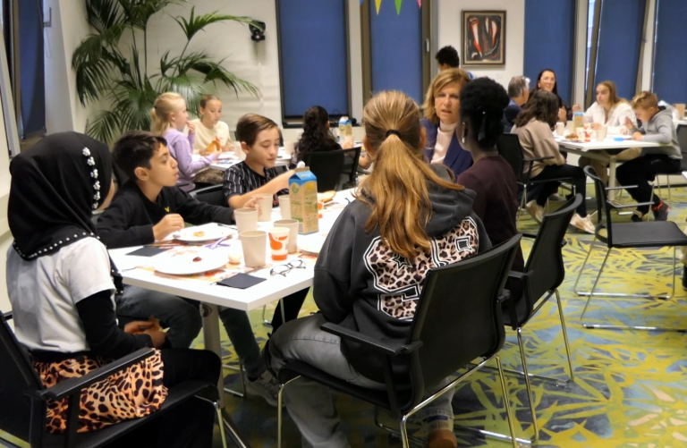Burgemeestersontbijt met leerlingen in Papendrecht (Video)
