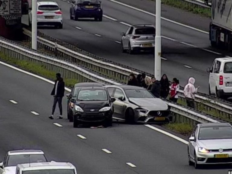 Lange file op A16 door ongeluk met drie auto’s