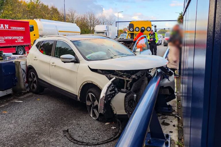 Automobilist knalt op vangrail bij tolpoortjes, politie doet opmerkelijke vondst