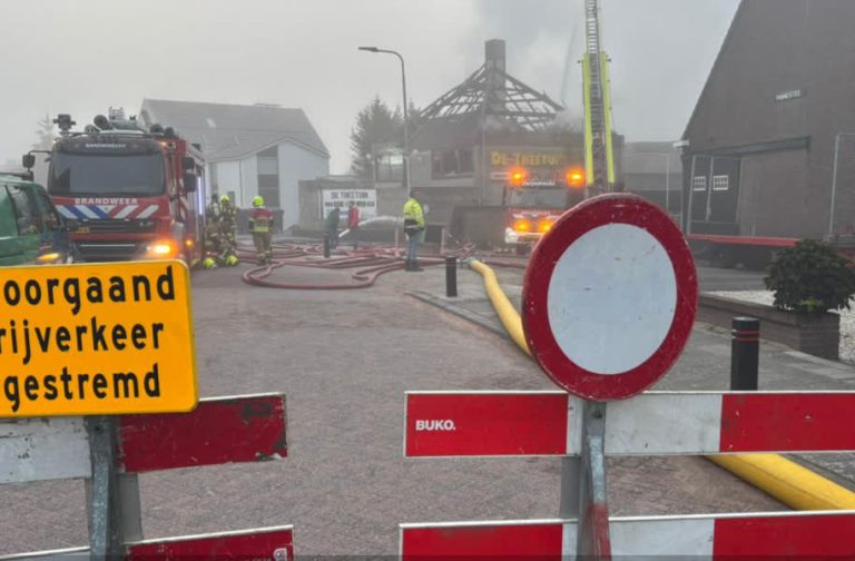 ‘Tranen in je ogen!’ Mensen in shock na grote brand partycentrum in Rijsoord