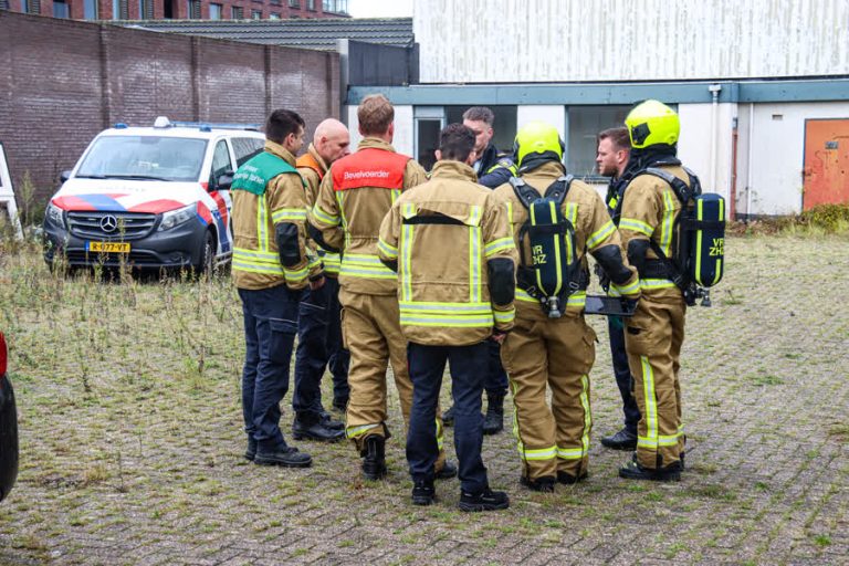 Onderzoek naar mogelijk drugslab in verlaten pand, politie vindt ‘spullen’
