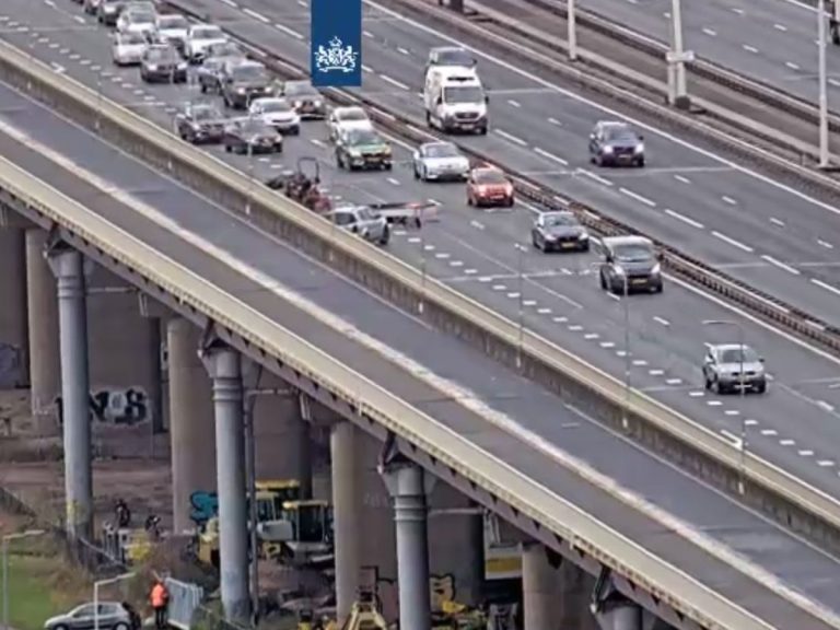 Geschaarde aanhanger op Van Brienenoordbrug