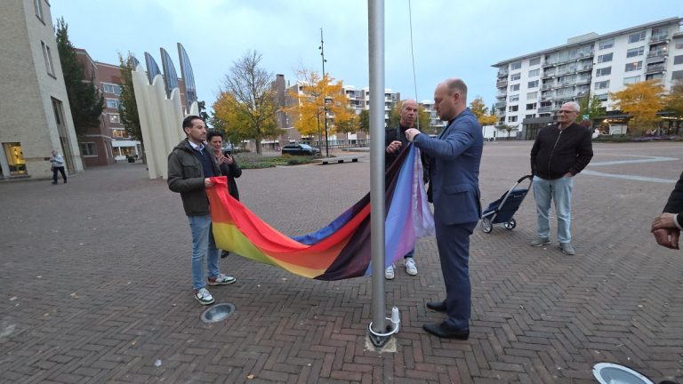 Gemeente hijst Regenboogvlag op Coming Out Day