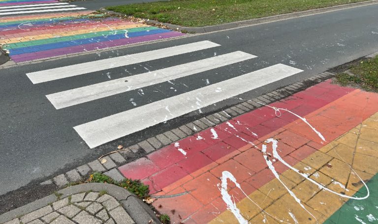 Regenboogzebrapad voor de vijfde maal beklad
