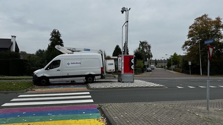 Gemeente plaatst camera bij regenboogzebrapad