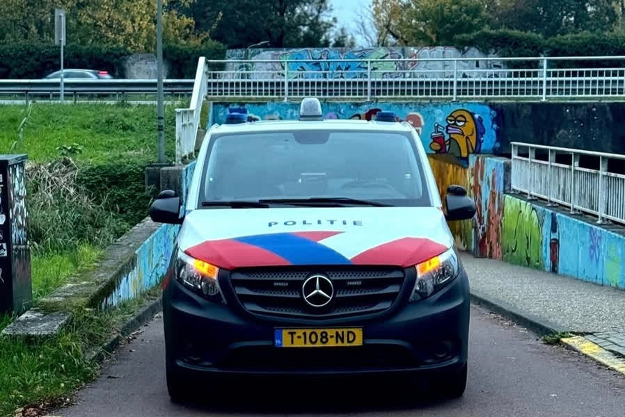 Auto belandt met neus in sloot, bestuurder door het lint tegen agenten