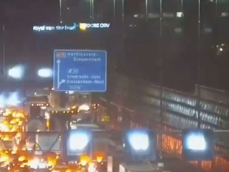 Een uur vertraging door ongeluk met zeven auto’s op A15