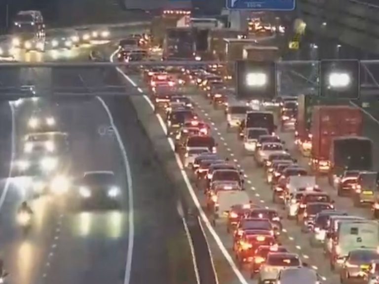Uur file op snelweg door botsing vrachtwagen en auto