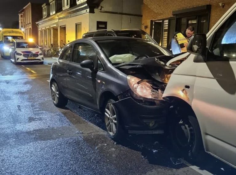 Frontale botsing in Alblasserdam, bestuurders nagekeken