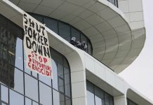 Opnieuw demonstratie bij Fokker, politie haalt actievoerders uit gebouw UPDATE