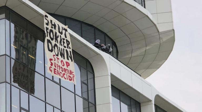 Opnieuw demonstratie bij Fokker, politie haalt actievoerders uit gebouw UPDATE
