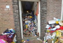Man uit sterk vervuild huis gehaald in Dordrecht, bergen troep in en om woning