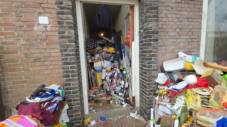 Man uit sterk vervuild huis gehaald in Dordrecht, bergen troep in en om woning