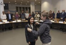 Inaaya Mashal volgt Mees van Veen op als kinderburgemeester Papendrecht (Video)